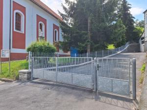 Nové oplocení mezi ZŠ a kostelem sv.Vendelína